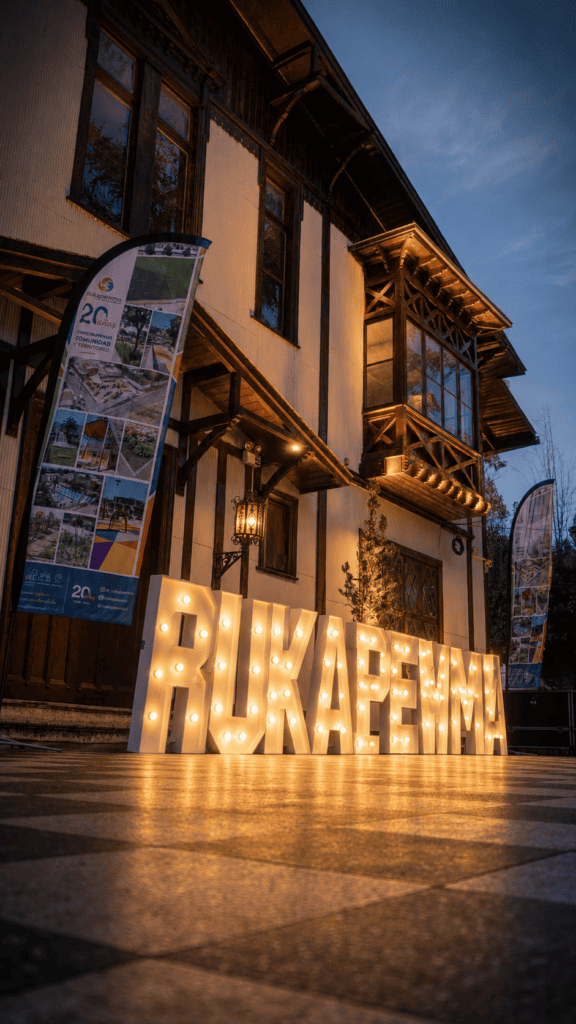 Letras corpóreas iluminadas con el nombre 'Rukapewma' durante la celebración del 20.º aniversario de la organización