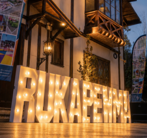 Letras corpóreas iluminadas con el nombre 'Rukapewma' durante la celebración del 20.º aniversario de la organización